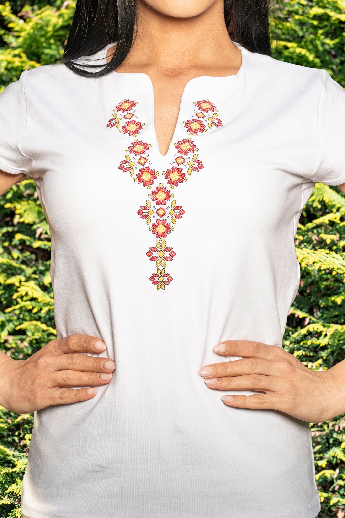 Дамска тениска V деколте с бродирана шевица