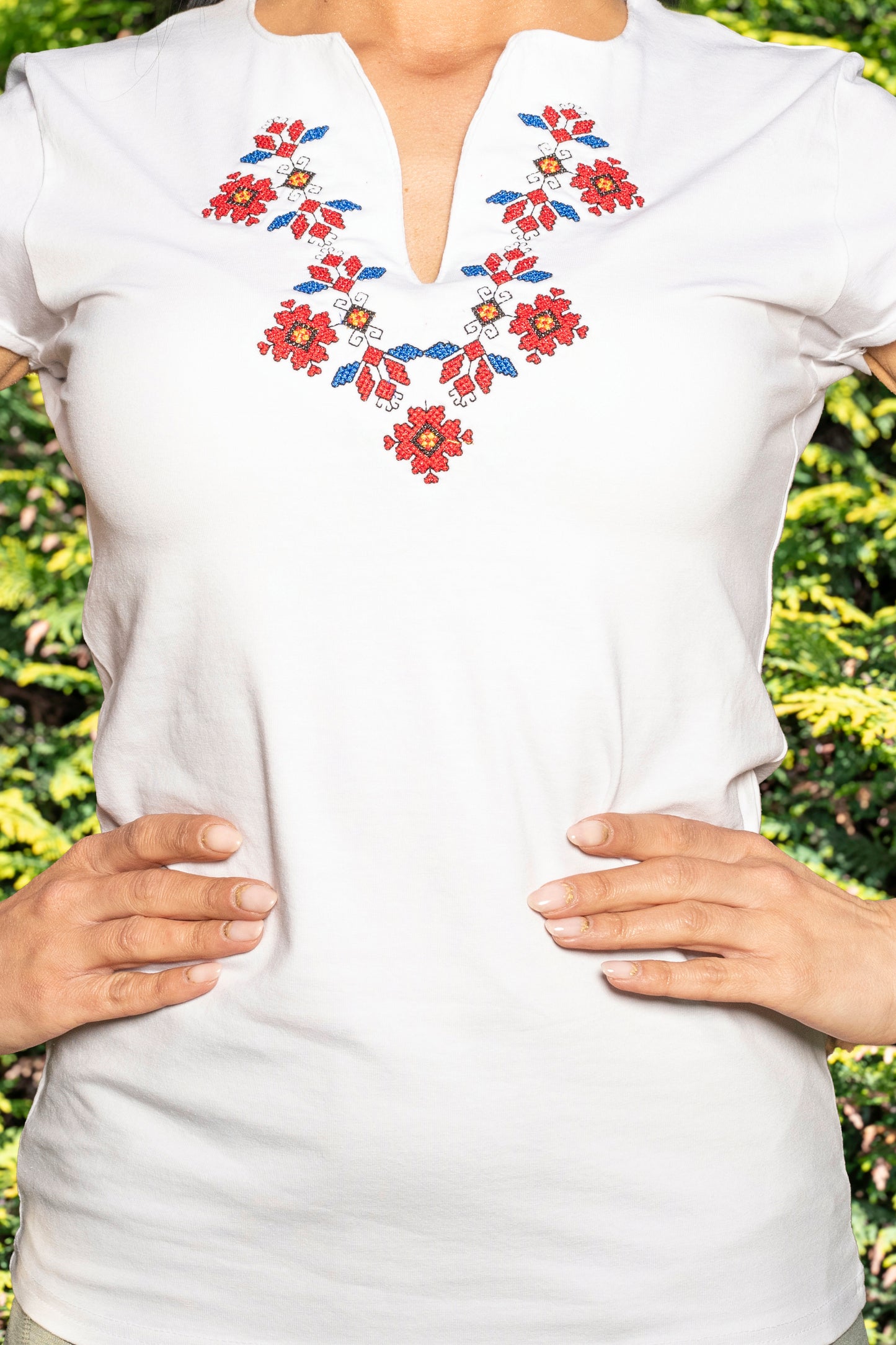 Дамска етно тениска с отворено V деколте