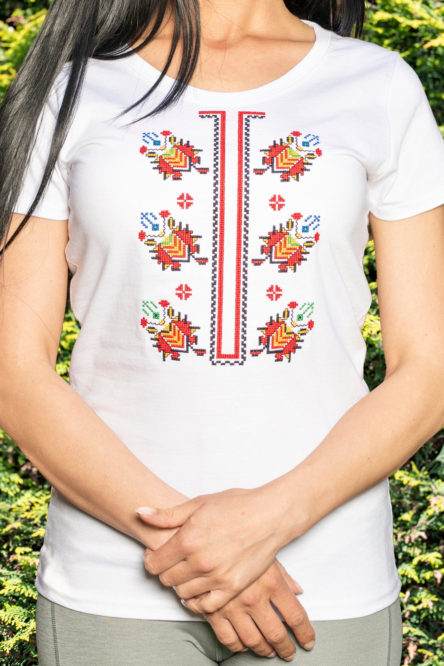 Дамска тениска  с бродирана тракийска шевица