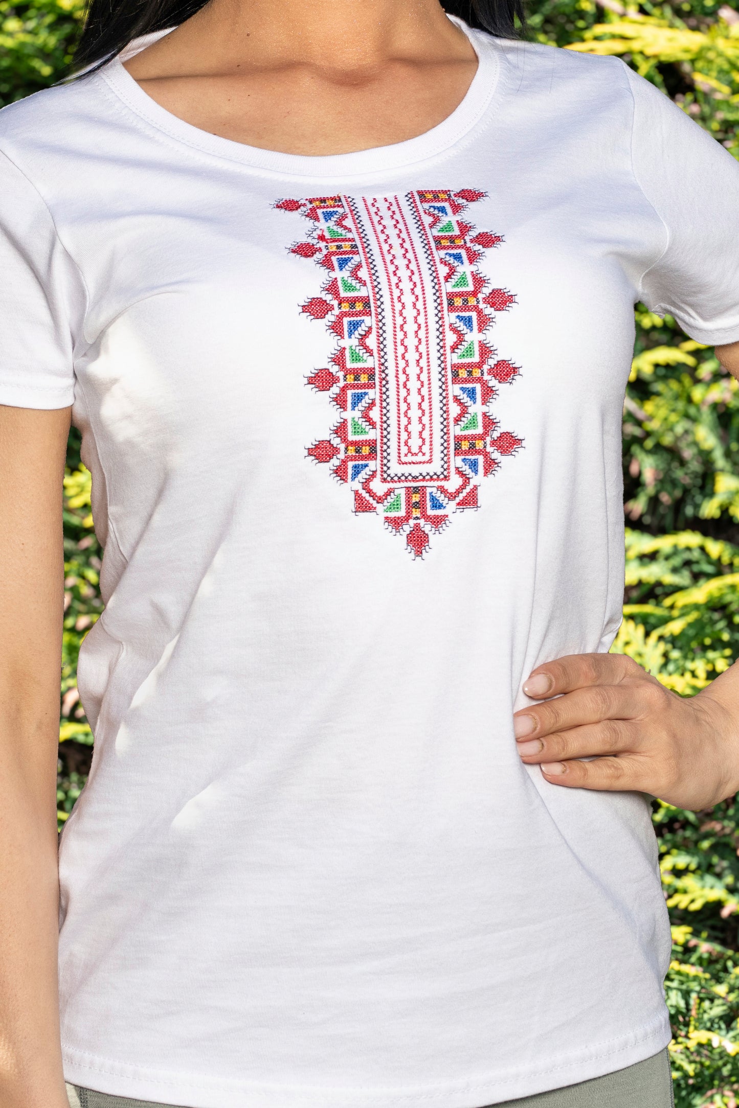 Дамска тениска с пиринска шевица