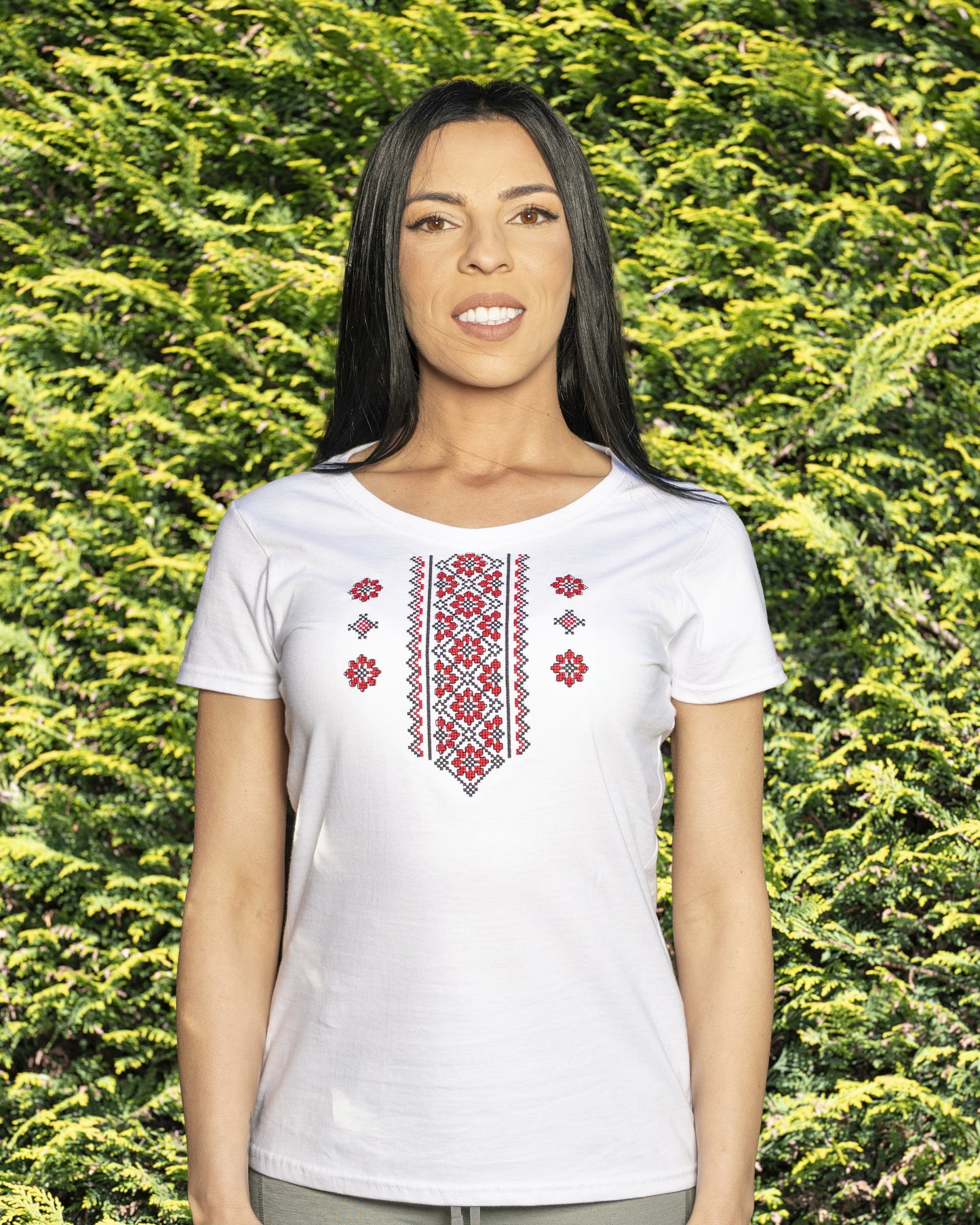 Дамска етно тениска с бродерия