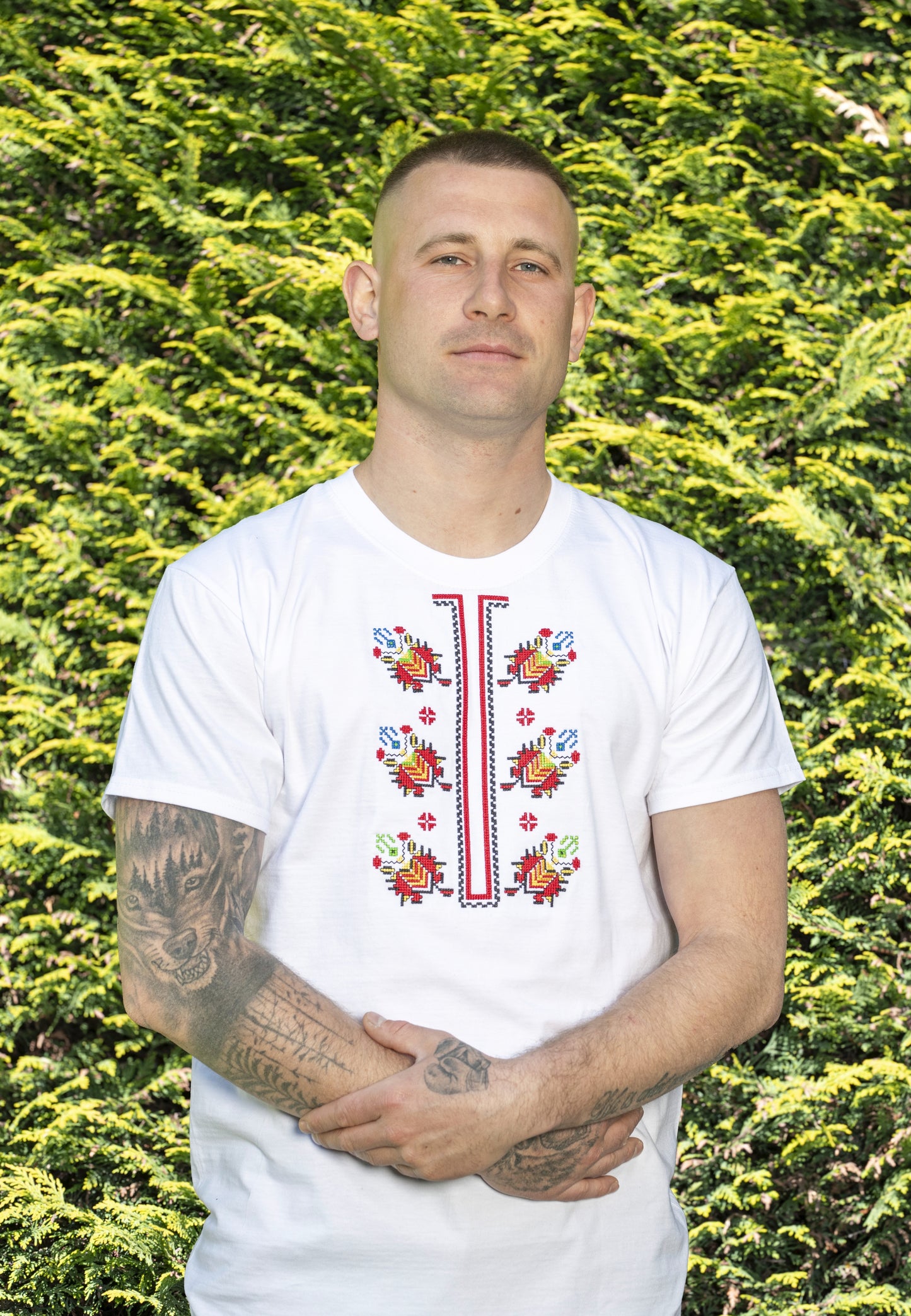 Мъжка тениска с бродирана тракийска шевица